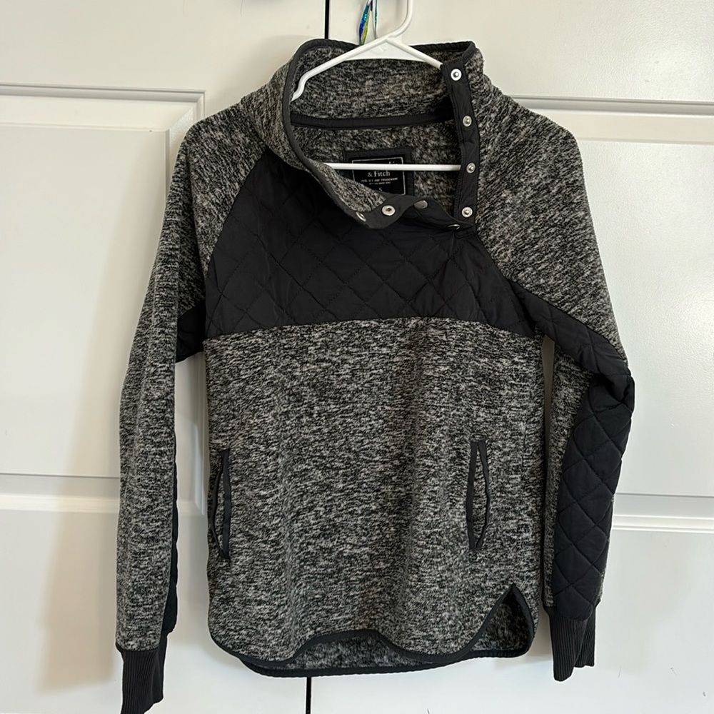 Women’s Abercrombie Pull Over Small